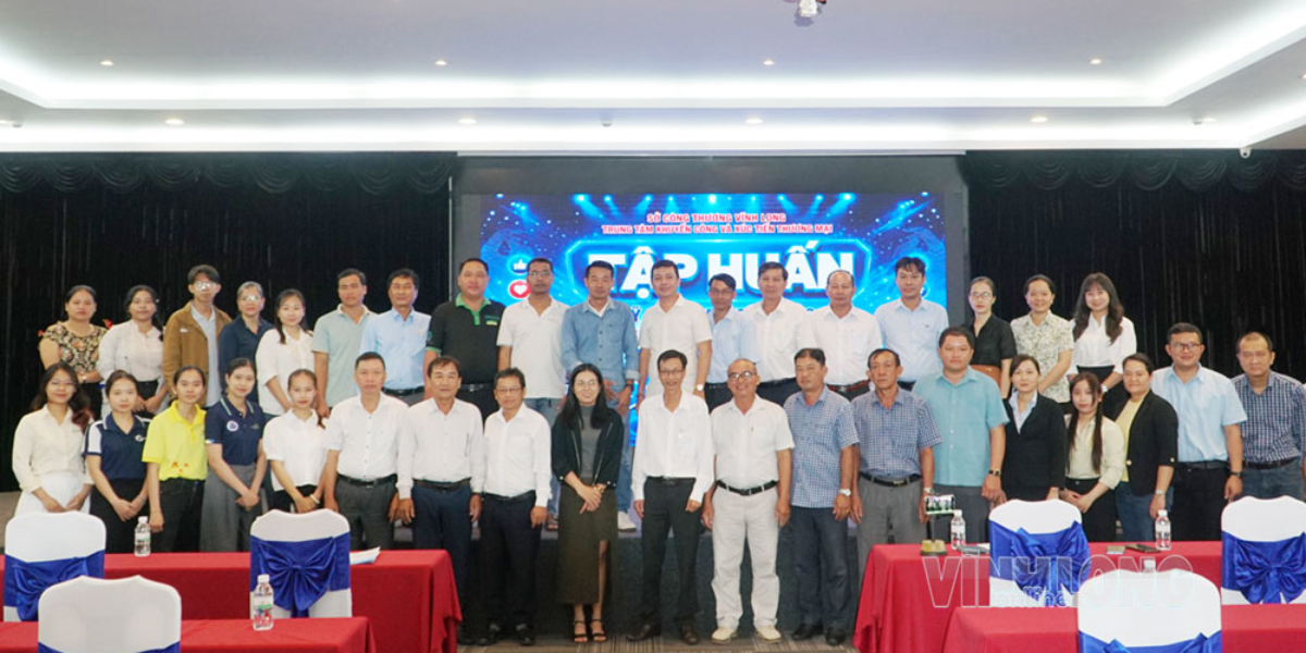 Đại diện Thanh Long Phát Coffee cùng các học viên tham dự lớp tập huấn (Ảnh: Thảo Tiên - Báo Vĩnh Long)
